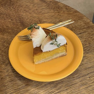 Krem peynirli ve portakallı kek.