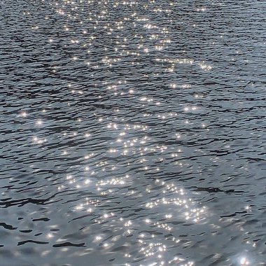 Dalgalanmalar ve dalgalanmalarla su yüzeyi