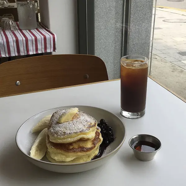 Sütlü bir kahvenin yemek fotoğrafı.