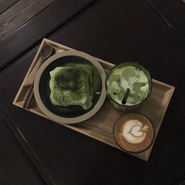 Süt ve buzlu matcha latte.
