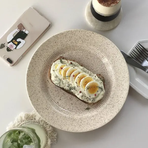 Kahvaltı yumurtalı tost, peynir, kahve, kahve ve salata.