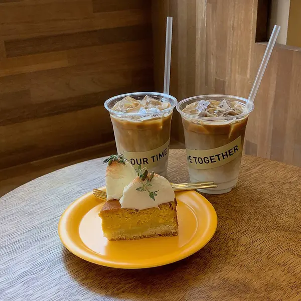 Bir kafede lezzetli bir tatlının yakın plan çekimi.