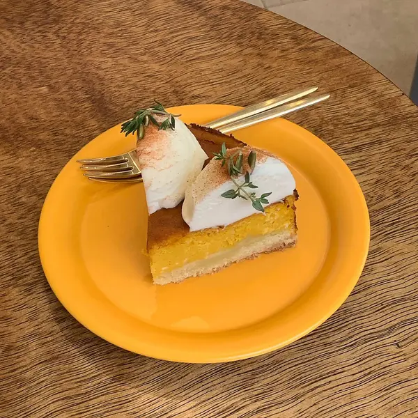 Krem peynirli ve portakallı kek.