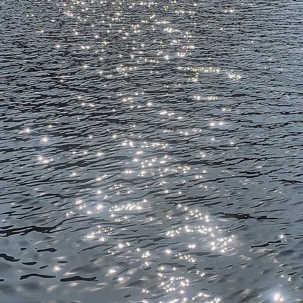 Dalgalanmalar ve dalgalanmalarla su yüzeyi