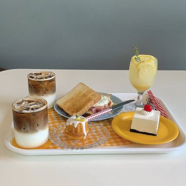 Meyveli ve kahveli çikolatalı kek.