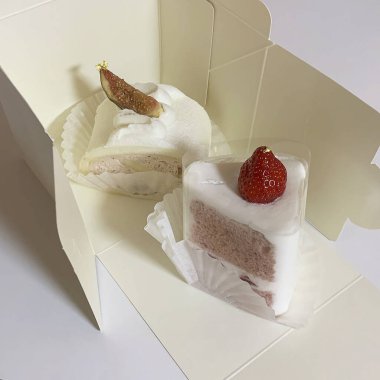 Çikolatalı ve kremalı lezzetli pasta.