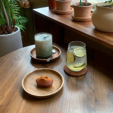 Bir bardak çay, bir fincan kahve ve bir fincan çay.