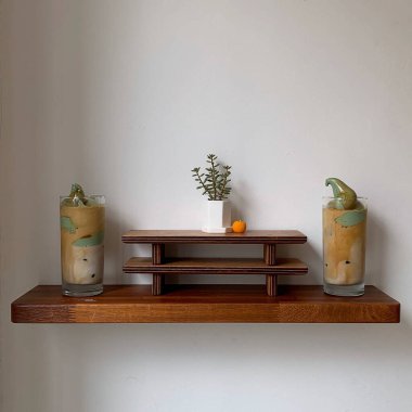 Bir kadeh şarapla hayat devam ediyor.