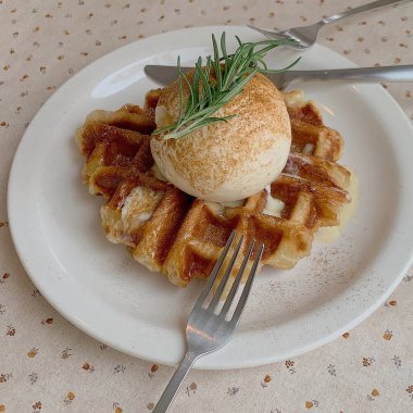 Kremalı ve kremalı waffle.