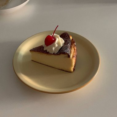 Bir kaşıkla bir dilim pastanın yakından çekimi.