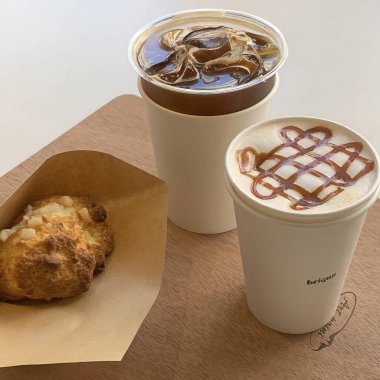 Bir fincan kahve ve kruvasan.