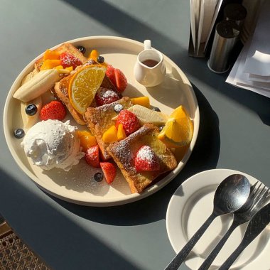 Taze meyve ile Kahvaltı