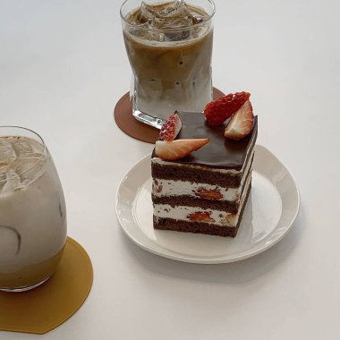 Lezzetli çikolatalı kek çilek ile