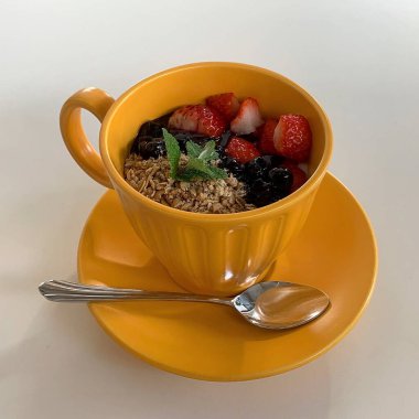 Chia tohumlu taze meyve püresi.