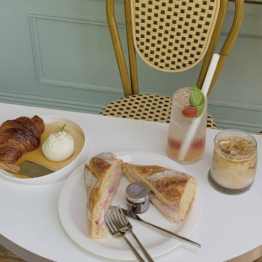 Yumurtalı jambon ve peynir ile