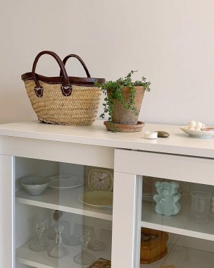 beyaz ve bej mutfak içi raflarla dolu