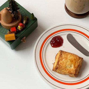 Çay ve kahveyle kahvaltı