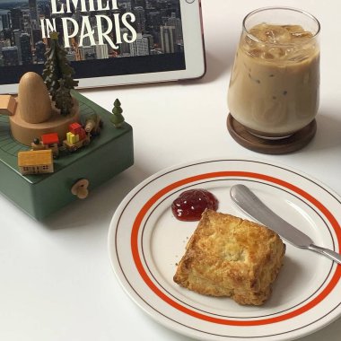 Bir fincan çay, bir bardak süt ve bir kek.