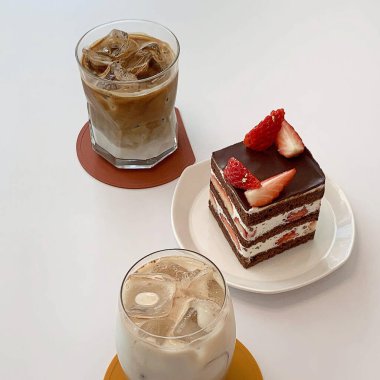 Masada buzlu kahve ve dondurma var.