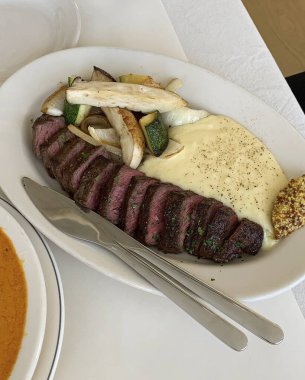 Sebze ve baharatlı lezzetli biftek.