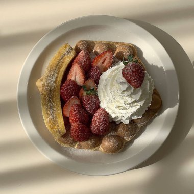 Çilekli ve kremalı Belçika waffle 'ı..