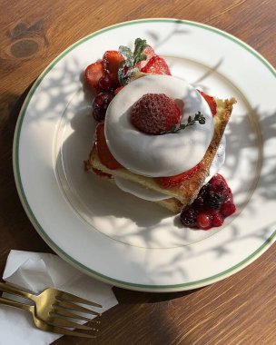 Kremalı ve meyveli çilekli krep.