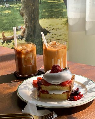 Masada kremalı kahve ve kek.