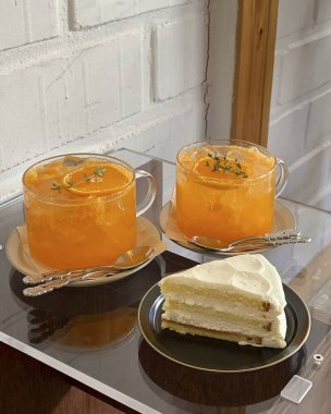 Bir fincan çay, bir kek ve beyaz arka planda bir fincan çay.