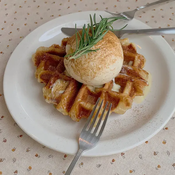 Kremalı ve kremalı waffle.