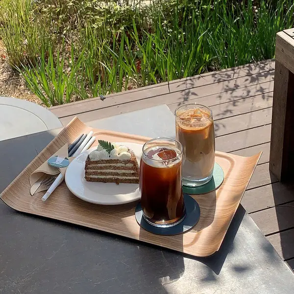 Bir fincan kahve ve bir bardak çay.