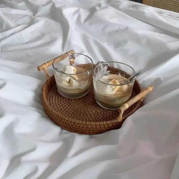 Beyaz arka planda kaşığı olan bir fincan kahve.