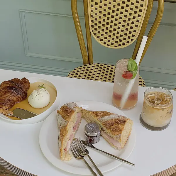 Yumurtalı jambon ve peynir ile