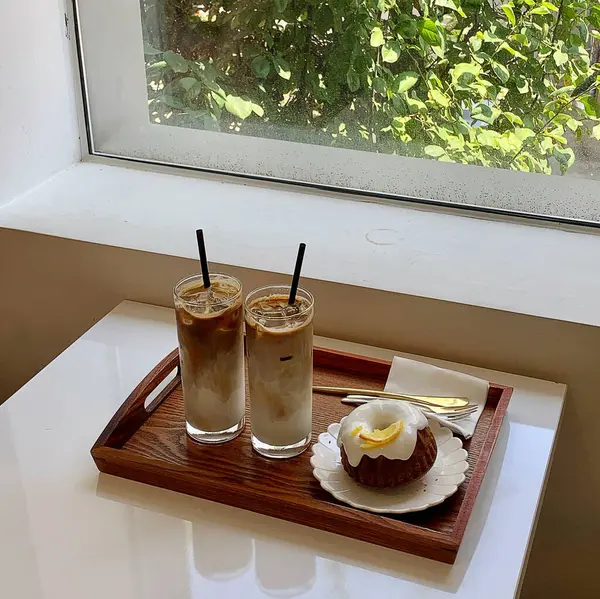 Kahve ve çay, ahşap masada.