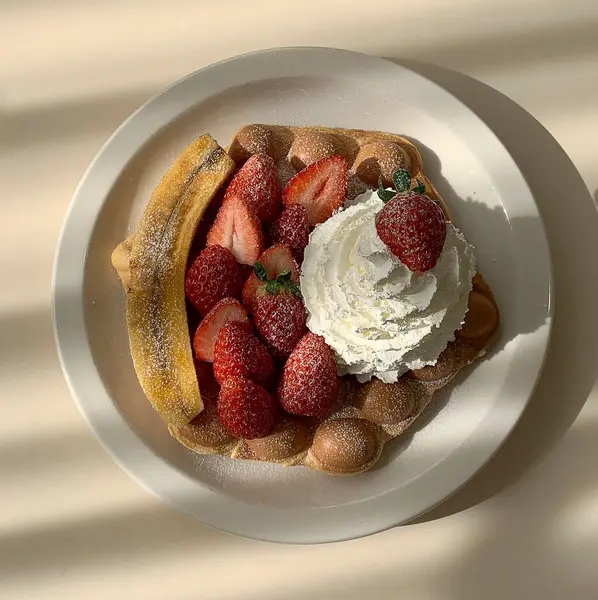 Çilekli ve kremalı Belçika waffle 'ı..