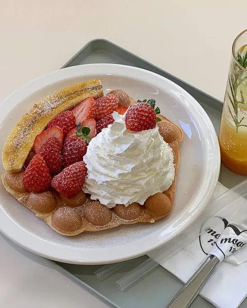 Çilekli ve kremalı lezzetli çikolatalı waffle.