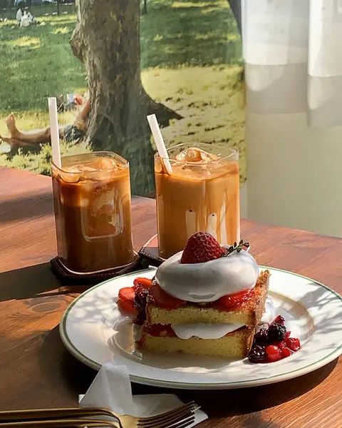 Masada kremalı kahve ve kek.