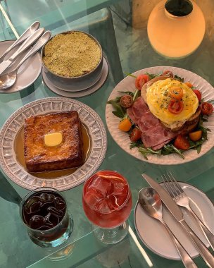 Lezzetli kahvaltı, kahve ve çay.