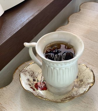 Siyah bir fincan kahve ve bir kupa çay.