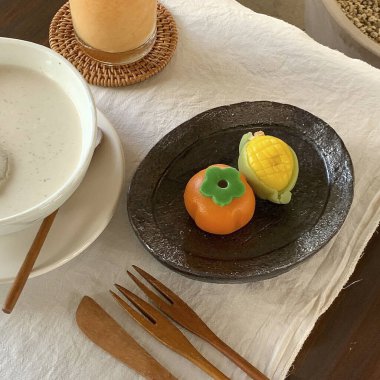 Kahve ve kruvasanla kahvaltı..