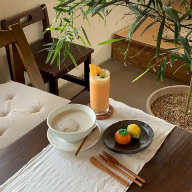 Bir fincan buzlu çay ve beyaz bir fincan