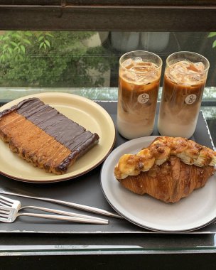 kahve ve kek ahşap masada.