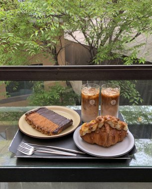 Çikolata ve kahveyle birlikte taze pişmiş kek.