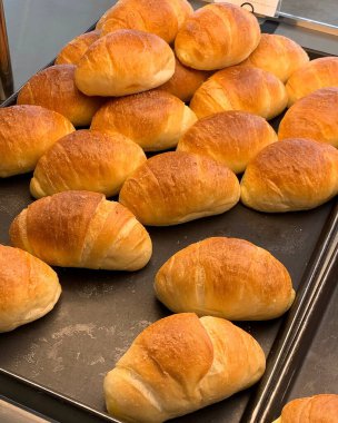 Fırında susam tohumlu taze ekmek ve tereyağı..
