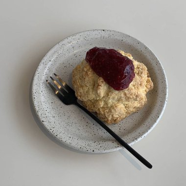 Reçelli ev yapımı çikolatalı kek.