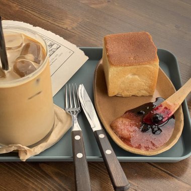 Bir fincan buzlu çay ve bir fincan kahve.