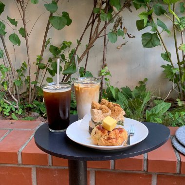 Kurabiyeli kahve ve ahşap masada buz.