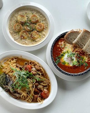 Sebzeli ve ekmekli lezzetli bir çorbanın yakın plan çekimi.