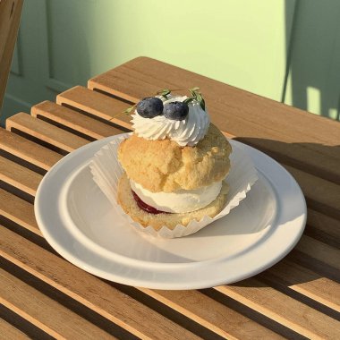 Çilekli ve yaban mersinli dondurma. Tatlı lezzetli.