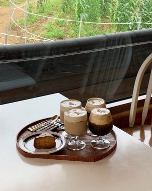 Kahve fincanı ve bir bardak süt masanın üstünde.