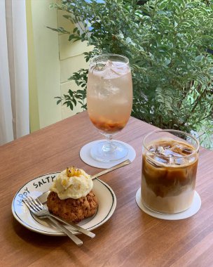 Bir bardak sütlü kahve.